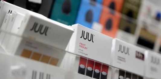 Un exdirectivo de Juul, líder del mercado de cigarrillos electrónicos en Estados Unidos, demandó a la empresa por su despido y en ella aprovechó para denunciar que la firma vendió a sabiendas un millón de cápsulas contaminadas.