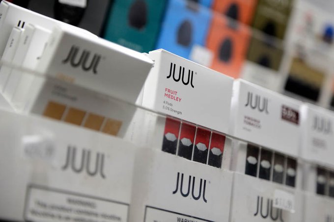 Exdirectivo de Juul vende productos dañinos Un exdirectivo de Juul, líder del mercado de cigarrillos electrónicos en Estados Unidos, demandó a la empresa por su despido y en ella aprovechó para denunciar que la firma vendió a sabiendas un millón de cápsulas contaminadas.