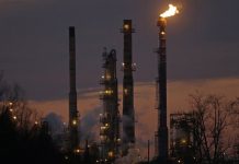Los activistas acusaron a la petrolera de "defraudar a sus inversores durante décadas y negar los nefastos efectos del cambio climático".