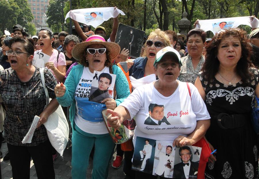 Fan&aacute;ticos recuerdan a Jos&eacute; Jos&eacute; con un macro karaoke en Ciudad de M&eacute;xico.