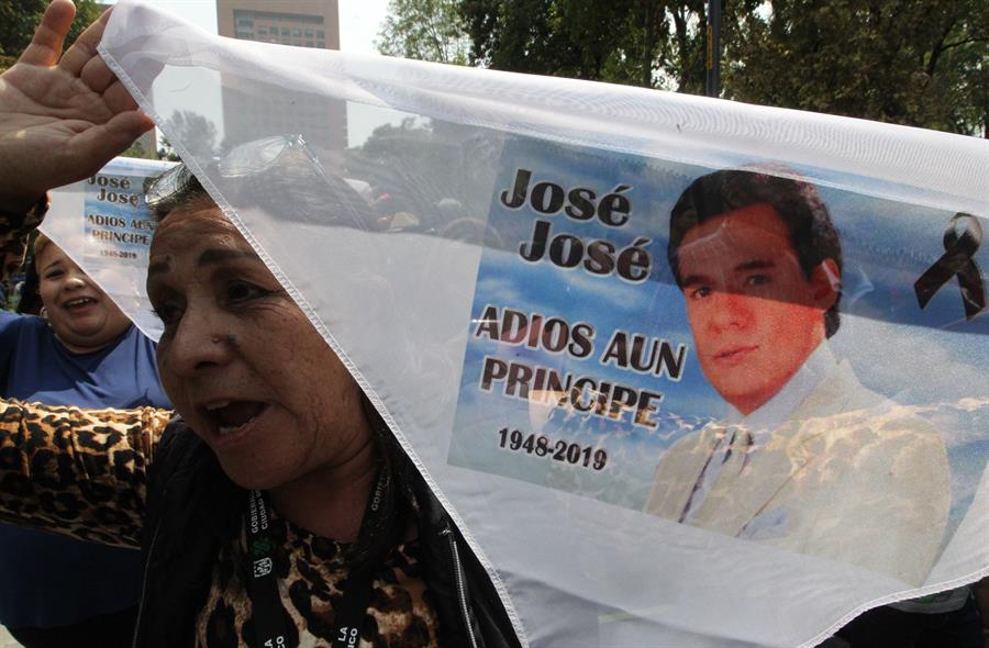 Fan&aacute;ticos recuerdan a Jos&eacute; Jos&eacute; con un macro karaoke en Ciudad de M&eacute;xico.