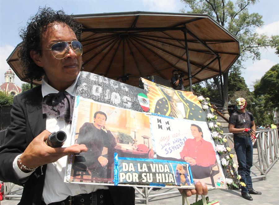 Fan&aacute;ticos recuerdan a Jos&eacute; Jos&eacute; con un macro karaoke en Ciudad de M&eacute;xico.