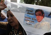 Fanáticos recuerdan a José José con un macro karaoke en Ciudad de México Fanáticos recuerdan a José José con un macro karaoke en Ciudad de México.