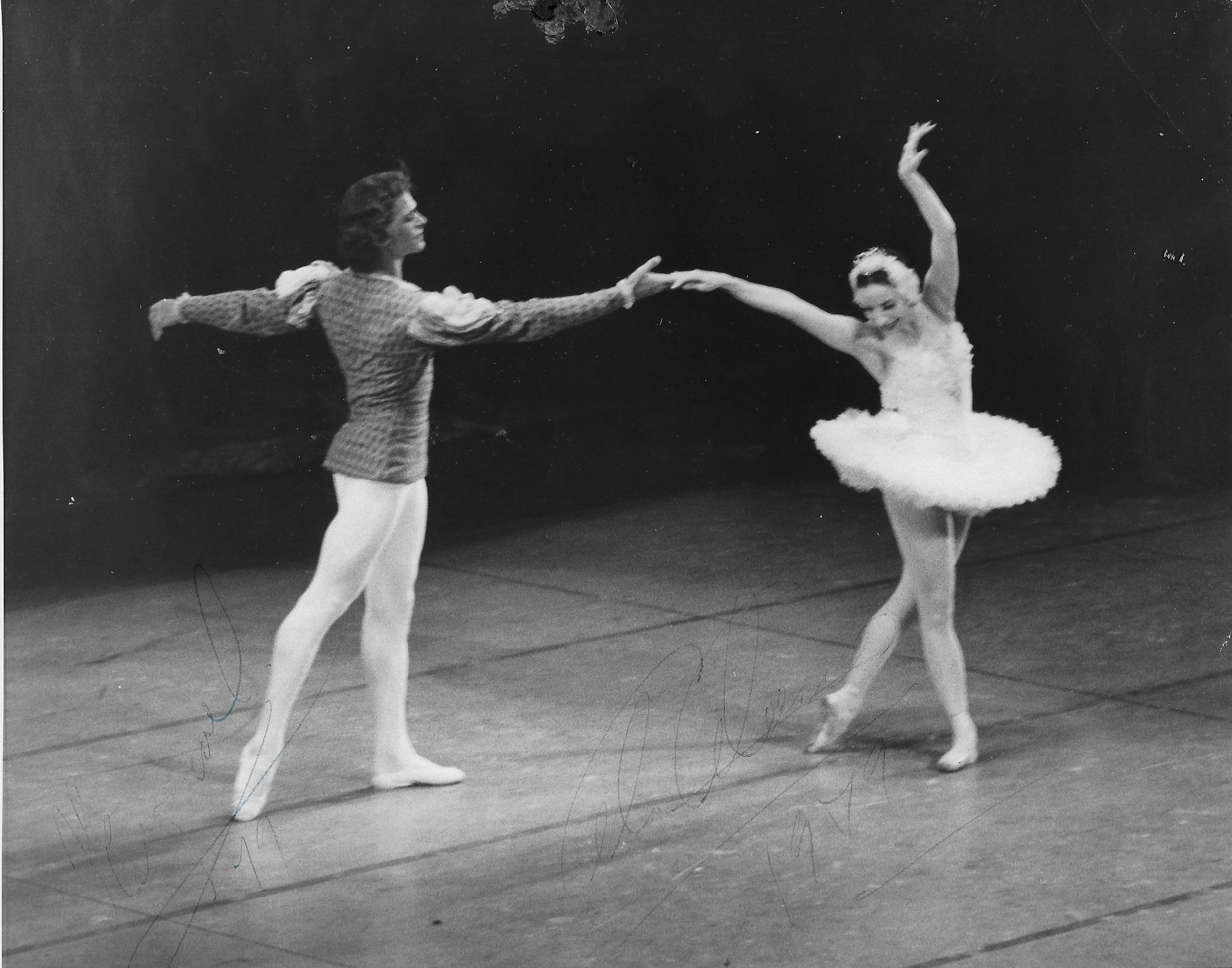 Foto de la reaparicion de Alicia Alonso con el ABT en el Lincoln Center junto a su partenaire Jorge Esquive l, foto The New York Times, 1975.