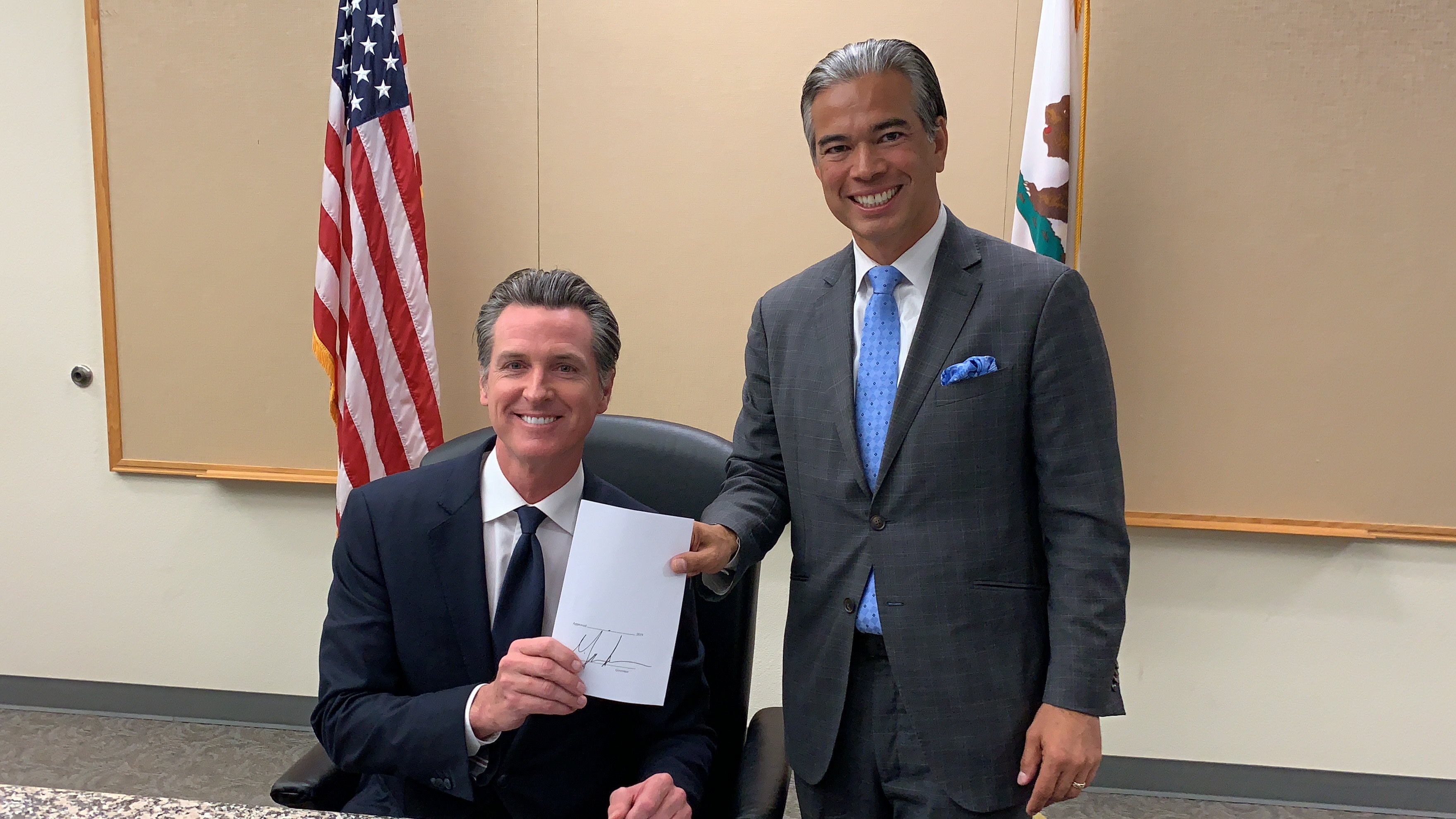 El autor de la ley, el asamble&iacute;sta dem&oacute;crata Rob Bonta, aplaudi&oacute; la decisi&oacute;n del gobernador y calific&oacute; la calific&oacute; de momento hist&oacute;rico para California.