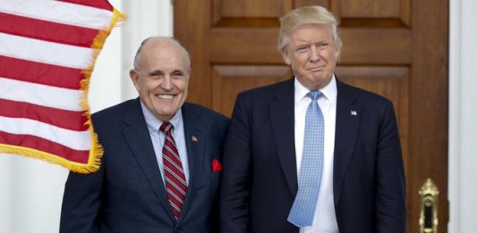 El abogado de Trump y exalcalde de Nueva York ha negado haber violado las normas, aunque ha reconocido que trabajó con fiscales ucranianos.