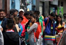 Hijos de migrantes progresan más económicamente que los de estadounidenses Este estudio muestra que, pese a que los migrantes ganan menos a su llegada al país, sus hijos tienen mayores tasas de movilidad ascendente en el escalafón social.