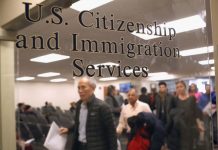 Bajo la nueva regla presentada por USCIS en agosto pasado, un inmigrante legal que vive en EEUU será definido como "carga pública" si recibe "uno o más beneficios públicos designados".