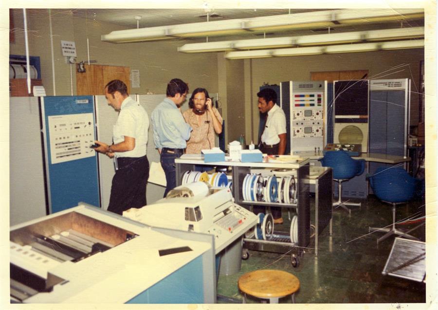  Fotograf&iacute;a cedida por la Universidad de California Los &Aacute;ngeles (UCLA) donde se muestra a varios cient&iacute;ficos mientras trabajan en el primer laboratorio de Internet en el campus en Los &Aacute;ngeles