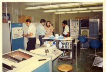 Fotografía cedida por la Universidad de California Los Ángeles (UCLA) donde se muestra a varios científicos mientras trabajan en el primer laboratorio de Internet en el campus en Los Ángeles