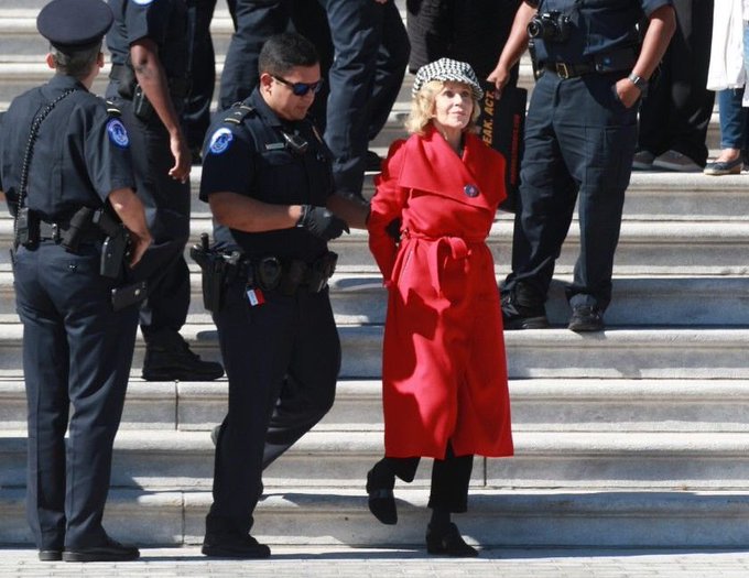 Fonda, que fue la tercera persona esposada y detenida, prometió que continuará esas protestas durante los próximos 14 viernes.