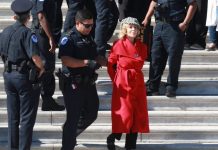 Jane Fonda entre detenidos en protesta por el cambio climático Fonda, que fue la tercera persona esposada y detenida, prometió que continuará esas protestas durante los próximos 14 viernes.