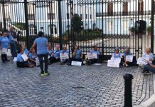 El 30 de septiembre pasado participantes activos y jubilados de la Universidad protestaron frente a la Fortaleza en apoyo a los representantes de la Junta de Retiro.