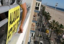 Juez tumba las multas contra las viviendas turísticas en Miami Beach Más de 23 millones de turistas visitaron el área de Miami en 2018, una cifra récord que contribuyó con casi 18.000 millones de dólares a la economía.