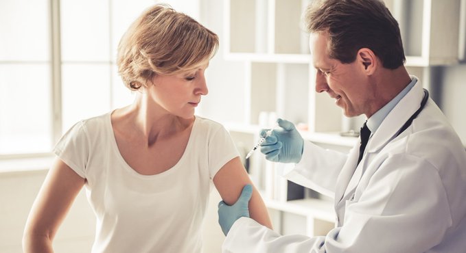 Todas las personas a partir de los 6 meses de edad deben recibir una vacuna contra la gripe estacional, que est&aacute; disponible en las cadenas de farmacias y en varias farmacias independientes de toda la ciudad.
