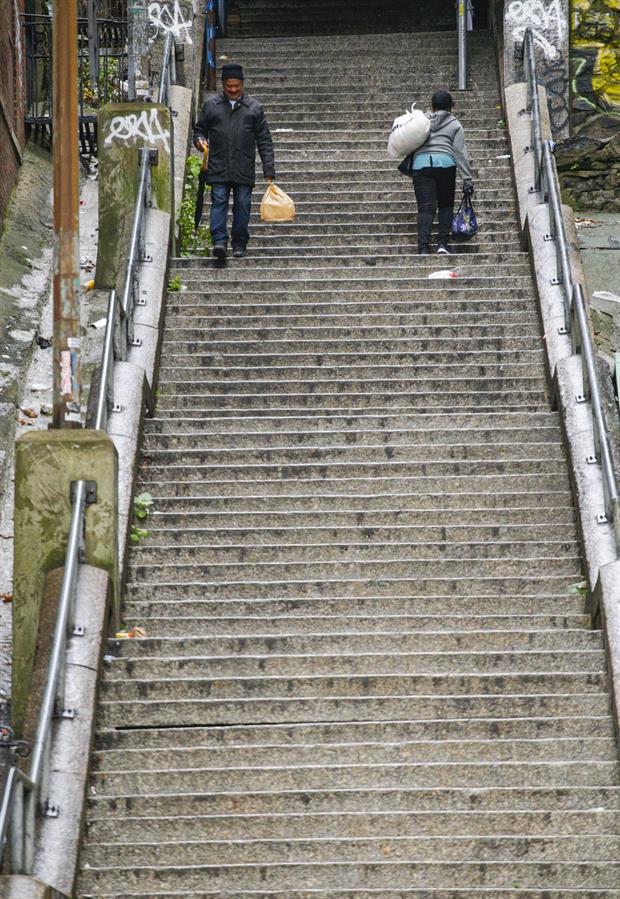 Hasta el popular barrio del norte de Manhattan se desplazan cada d&iacute;a cientos de turistas para posar en los pelda&ntilde;os.