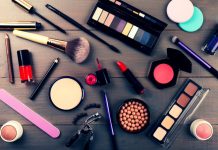 Latinos mayores de 50 se gastan más en cosmética pero se sienten ignorados Los latinos en esa franja de edad gastan en promedio 46 dólares mensuales en este tipo de productos estéticos, mientras que la población general destina al mes unos 25 dólares.