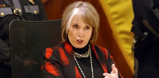 La gobernadora de Nuevo México, Michelle Lujan Grisham, solicitó una investigación al Servicio de Inmigración y Control de Aduanas (ICE) a partir de denuncias por abuso.