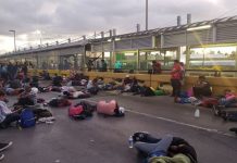 Los migrantes están acampados desde la madrugada en las inmediaciones del puente, lo que impide el acceso.