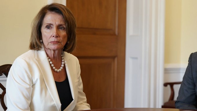 "Los rusos son beneficiarios de cualquier suspensión de ayuda a Ucrania, de nuevo Putin se beneficia", dijo Pelosi.