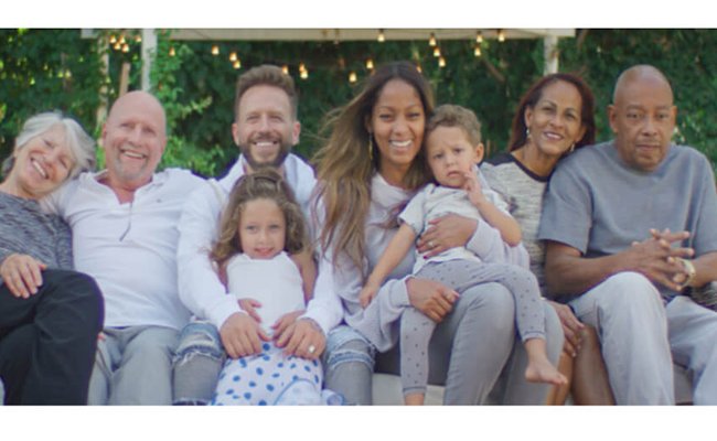 Noel Schajris y su multicultural familia son los protagonistas de su luminoso y rom&aacute;ntico nuevo v&iacute;deoclip.