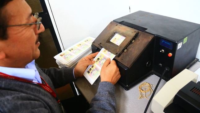 La nueva norma permite a los titulares renovar sus licencias cada cuatro u ocho años y acaba con los períodos cortos de renovación.