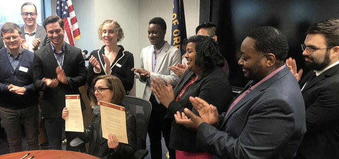 Kate Brown, rubricó la actualización a una antigua orden ejecutiva con nuevas protecciones a la comunidad LGTB.