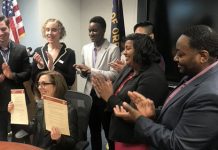 Kate Brown, rubricó la actualización a una antigua orden ejecutiva con nuevas protecciones a la comunidad LGTB.