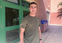 Louis Schreiber, estudiante de doceavo grado en Winston Churchill High School, en Maryland, en los suburbios de Washington, D.C., está tratando de crear un grupo anti-vapeo en la escuela. Padece asma, y espera que la serie de enfermedades pulmonares vinculadas al vapeo sirva como una señal de alerta para los estudiantes. (ELLY YU/WAMU)