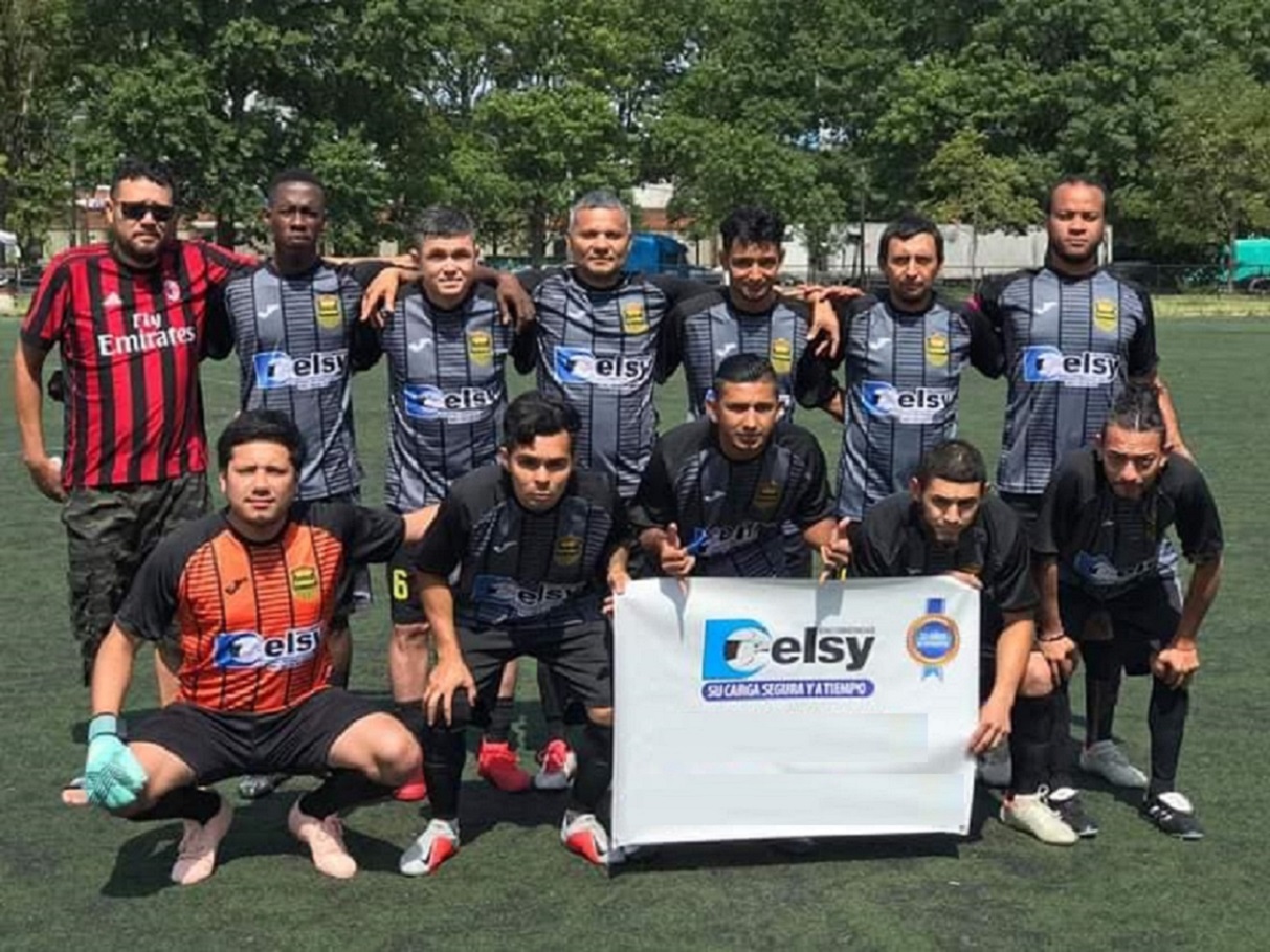 Integrantes de la "M&aacute;quina Aurinegra" / Real Espa&ntilde;a, Brooklyn, Nueva York, que se encuentra 'afilando' toda su artiller&iacute;a para salir airoso ante el Diablos y alzarse con otro t&iacute;tulo m&aacute;s. Foto Cortes&iacute;a Juan Balico).