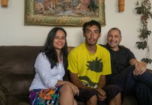 Matt Vinnola (centro) junto a su madre, Janet van der Laak, y a su padrastro, Onne van del Laak, en el apartamento de la familia en Denver, el 25 de julio de 2019. Vinnola regresó a su hogar por una semana, luego de pasar una semana en las calles de la ciudad. (LJ Dawson para KHN)