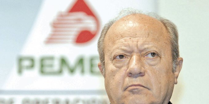 Carlos Romero Deschamps, de 76 años de edad, renunció tras 26 años como líder del poderoso sindicato de Petróleos Mexicanos (Pemex).