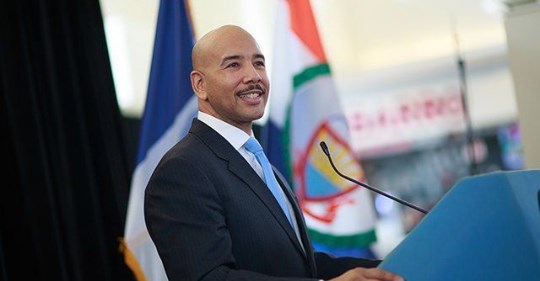 El presidente del condado presentó una resolución que empoderan al fondo de pensiones de la Ciudad de Nueva York para traer más empresas minorías y mujeres ante la Junta para su selección como administradores de activos.