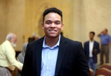 Sobreviviente de tiroteo quiere a sus 18 años ser concejal de Houston McClinton acude a la convocatoria de cuanto evento público exista con el objetivo de dar a conocer sus propuestas.