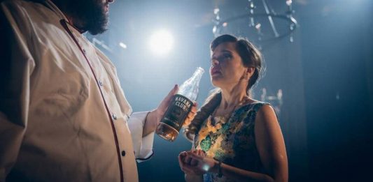 "The Amparo Experience", un espectáculo de "teatro de inmersión" que se representa desde el pasado 4 de abril en una casa de Miami y está patrocinado por la marca Real Havana Club.