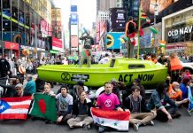 Los manifestantes apoyaron una protesta del grupo Extinction Rebellion, que estacionaron un pequeño barco de vela, de color verde, en el cruce entre Broadway y la calle 44.