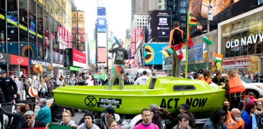 Los manifestantes apoyaron una protesta del grupo Extinction Rebellion, que estacionaron un pequeño barco de vela, de color verde, en el cruce entre Broadway y la calle 44.