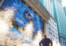 Virgin Galactic se convierte en la primera firma cotizada de turismo espacial Virgin Galactic entra en la Bolsa de Nueva York tras fusionarse con la empresa de inversiones Social Capital Hedosophia, fundada por el multimillonario de Sri Lanka.