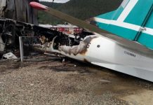 Dos personas que viajaban este jueves a bordo de una avioneta en la zona central de Florida fallecieron al desplomarse el aparato en el que volaban sobre una autovía