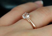 El adulterio deja de ser delito en Nueva York después de un siglo El esposo de una mujer de Tampa que había perdido su anillo de compromiso revisó diez toneladas de basura con ayuda de unos trabajadores del basurero hasta dar con la joya
