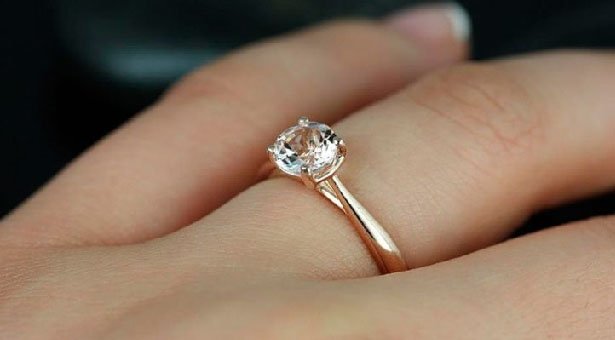 anillo de matrimonio perdido El esposo de una mujer de Tampa que había perdido su anillo de compromiso revisó diez toneladas de basura con ayuda de unos trabajadores del basurero hasta dar con la joya