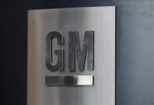 General Motors ha aceptado aumentos salariales de al menos un 3 % anualmente así como incrementos en algunas contribuciones a las pensiones de sus empleados en Estados Unidos