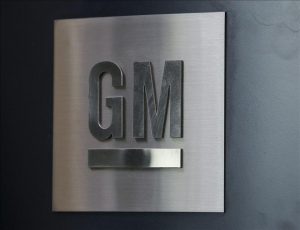 General Motors ha aceptado aumentos salariales de al menos un 3 % anualmente as&iacute; como incrementos en algunas contribuciones a las pensiones de sus empleados en Estados Unidos