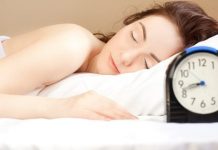 Dormir demasiado, poco o con interrupciones aumenta el riego de Alzheimer entre los latinos en el país
