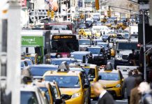 Controversia por audiencias públicas sobre el programa de precios por congestión Desde este jueves, los automóviles tienen prohibido circular en la calle 14 de Manhattan, una de las arterias más concurridas de Nueva York, dentro de un experimento por parte de la ciudad para reducir el tráfico rodado y facilitar el movimiento de los autobuses.