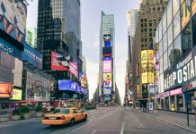 Un juez de Nueva York ha levantado temporalmente la restricción que había en la ciudad de Nueva York, especialmente en torno a la emblemática plaza de Times Square, a la apertura de clubes de estriptis.