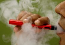 Piden a profesionales salud Puerto Rico notificar lesiones pulmonares por vapeo El secretario de Salud de Puerto Rico, Rafael Rodríguez, pidió a todos los profesionales de la salud en la isla a notificar a la agencia cualquier caso sospecho.
