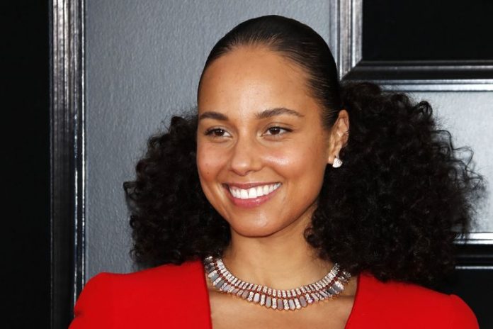 El cantante chileno Beto Cuevas, la pianista y vocalista estadounidense Alicia Keys, el cantante, compositor y actor puertorriqueño Ozuna y el compositor e intérprete argentino Fito Páez actuarán en directo junto a otros artistas en los Latin Grammy