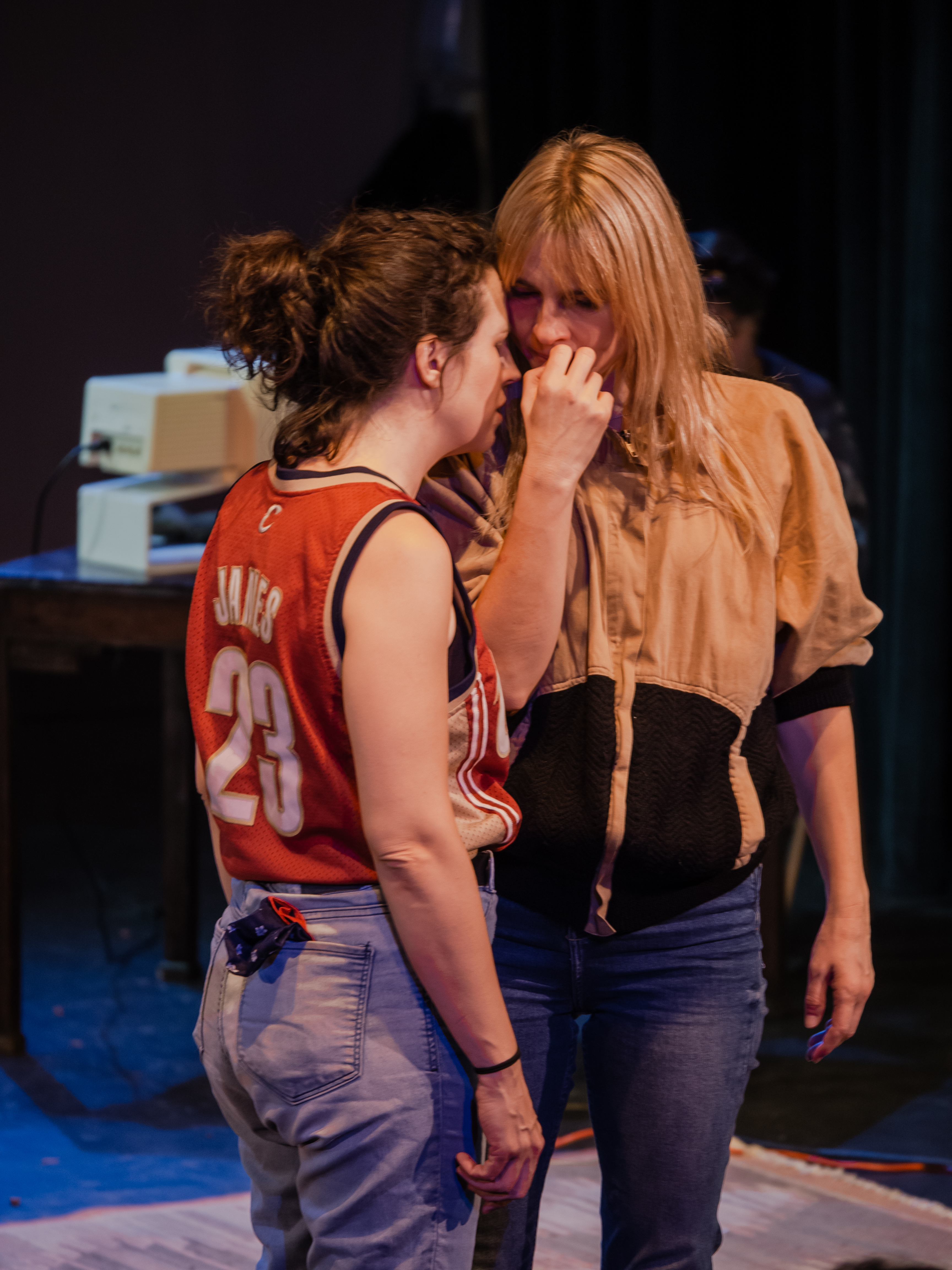 Amanda Rechaca y Ángeles Paez en una escena de “La desaprición de Eva”.