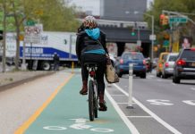 Aumentan a 28 los ciclistas muertos en Nueva York en accidentes de tránsito El plan prevé el desarrollo de 48 kilómetros de carril protegido en el primer año desde la entrada en vigor de la ley, y otros 80 kilómetros cada año.
